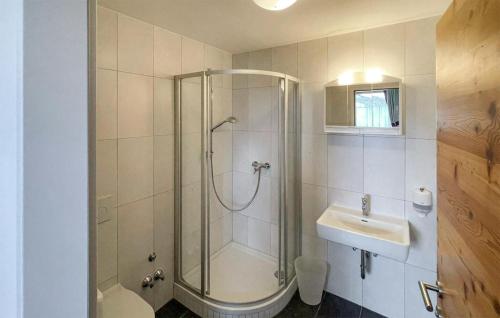 een badkamer met een douche, een toilet en een wastafel bij Amazing Apartment In Navis With Kitchen in Navis