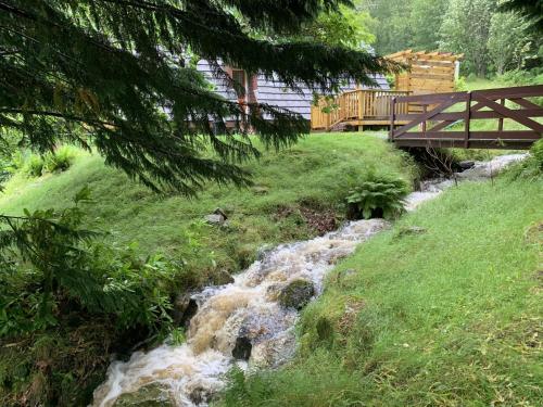 Landskap semula jadi dekat dengan chalet