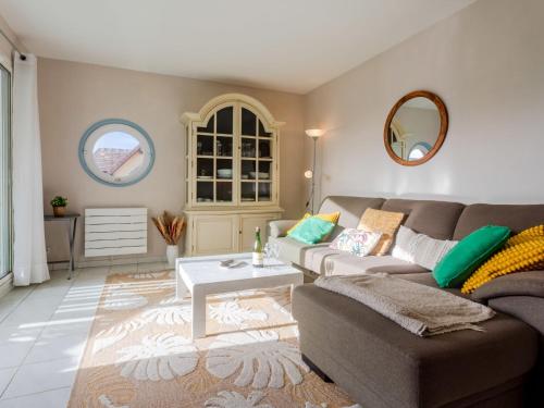 un salon avec un canapé et une table dans l'établissement Apartment Le Belvédère by Interhome, à Dives-sur-Mer