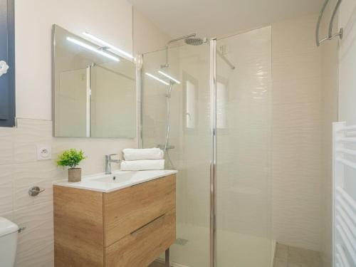une salle de bain avec un lavabo et une douche dans l'établissement Holiday Home Aubépines by Interhome, à Sainte-Marie-la-Mer