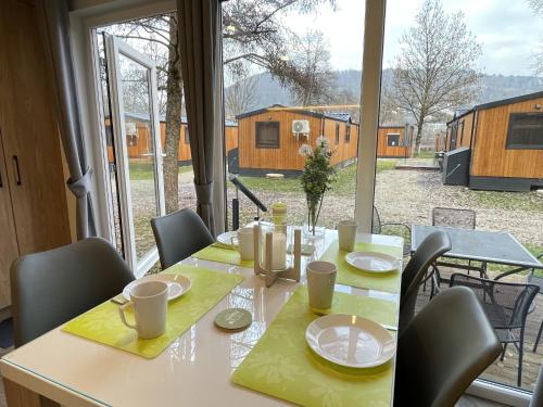 tavolo da pranzo con vista su una casa di Holiday Home Tiny Haus SMALI by Interhome a Riedenburg