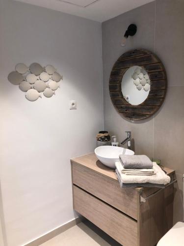 La salle de bains est pourvue d'un lavabo et d'un miroir. dans l'établissement Disfruta y Descansa en Marbella, à Marbella