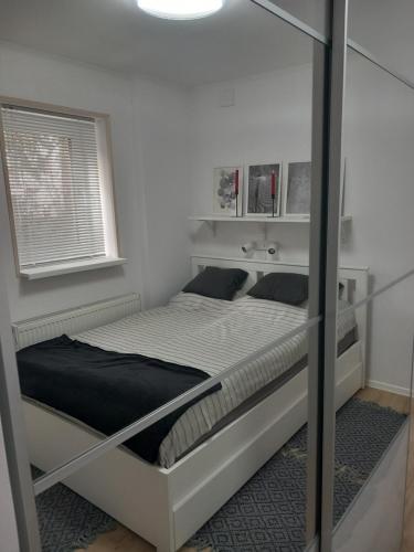 考波什堡的住宿－Zárda utcai Apartman，白色客房的一张床位,设有窗户