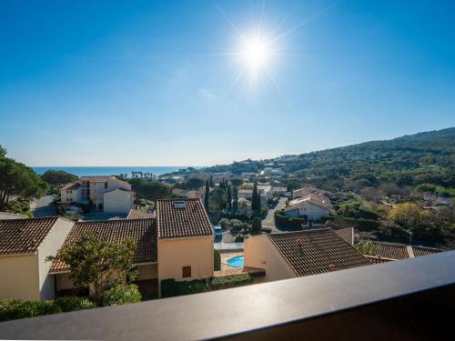 une vue depuis le balcon d'une maison dans l'établissement Apartment La Gaillarde-17 by Interhome, aux Issambres