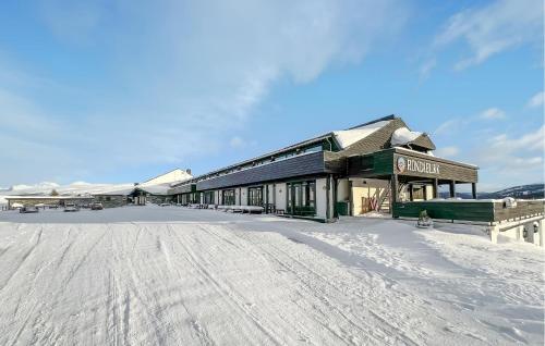 un edificio nella neve con un terreno coperto di neve di Pet Friendly Apartment In Kvam With Wi-fi a Kvam