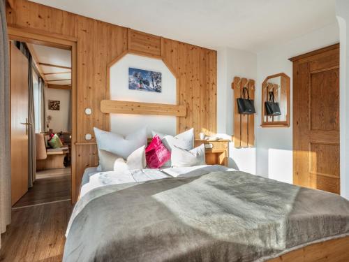 1 dormitorio con 1 cama grande y paredes de madera en Apartment Haus Schöser by Interhome en Hippach