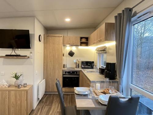 een keuken met een tafel en een eetkamer bij Holiday Home Eule by Interhome in Wemding