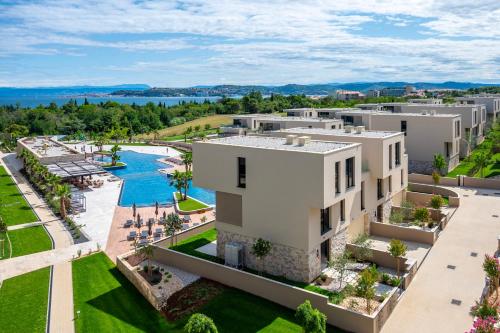 vista aerea di un edificio con piscina di Luxury Villa within Resort, Savudrija, Umag, Istra a Savudrija