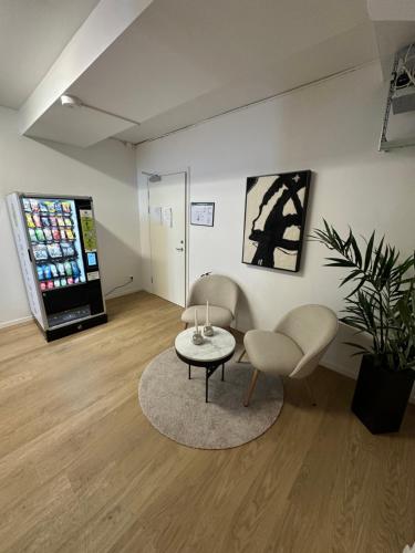 ein Wohnzimmer mit 2 Stühlen und einem Tisch in der Unterkunft Hotell By Bostadsagenturen in Stockholm