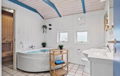 Ett badrum på Cozy Home In Hejls With Sauna