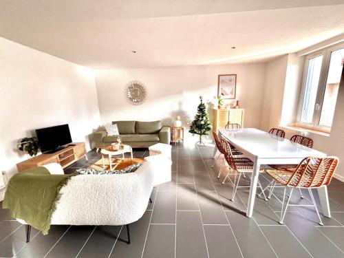 un salon avec un canapé et une table dans l'établissement La maison de Paulette, à Onzain