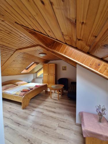 um quarto com uma cama e um tecto de madeira em Hostinec Staré Hory em Staré Hory