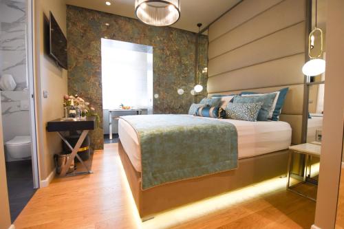 ein Schlafzimmer mit einem großen Bett und einem Fenster in der Unterkunft Luxury Rooms Fortuna in Split