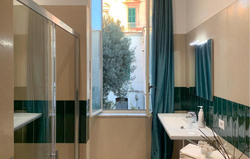 een badkamer met een wastafel en een raam bij Casa Sul Mare in Castellammare di Stabia