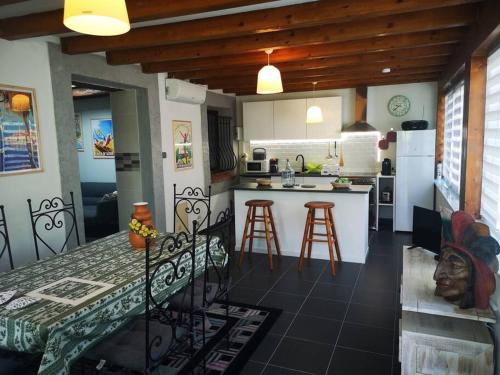 uma cozinha com uma mesa com cadeiras e um balcão em beautiful apartment in Villa Sandrinella em Gorbio
