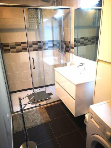 une salle de bain avec une douche, des toilettes et un lavabo dans l'établissement beautiful apartment in Villa Sandrinella, à Gorbio