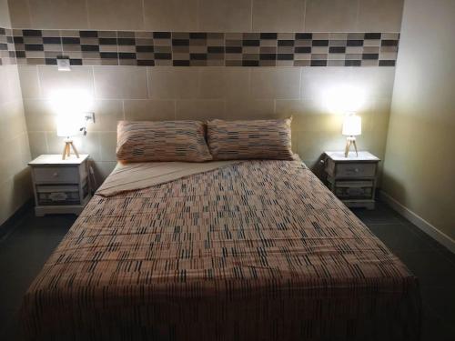 um quarto com uma cama grande e 2 mesas de cabeceira em beautiful apartment in Villa Sandrinella em Gorbio
