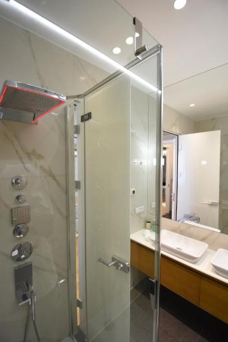eine Glasdusche im Bad mit Waschbecken in der Unterkunft Luxury Rooms Fortuna in Split