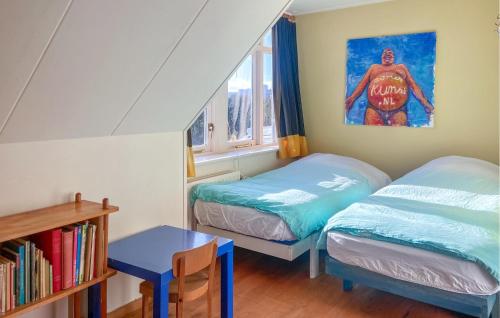 sypialnia z 2 łóżkami i półką na książki w obiekcie Cozy Home In Noordwijk Aan Zee With Kitchen w Amsterdamie