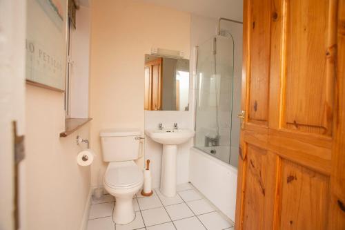 A bathroom at Brittas Bay Holiday Village No 32