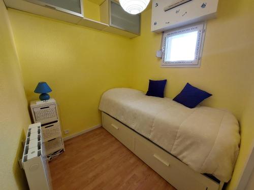 Ένα ή περισσότερα κρεβάτια σε δωμάτιο στο REF 145 Studio pour trois personnes vue Port Crouesty