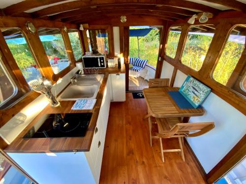 - une vue de tête sur une cuisine dans une petite maison dans l'établissement GÉRARD L’HERMITE, à Figanières