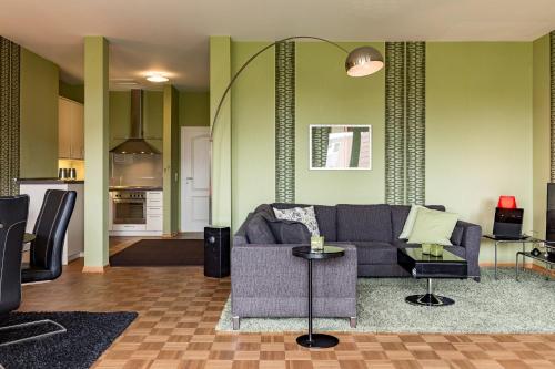 - un salon avec un canapé et une table dans l'établissement Uthlande-Strandhafer, à Wyk auf Föhr