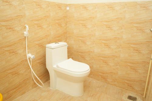 uma casa de banho com um WC branco num quarto em H2 Residency em Ramanathapuram