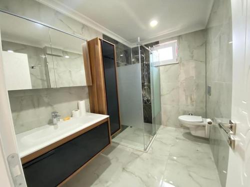 サパンジャにあるWhite Home Sapancaの洗面台、シャワー、トイレ付きのバスルーム