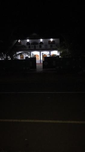 een gebouw verlicht in de nacht met lichten bij Nedunkerniy Sri Lanka 