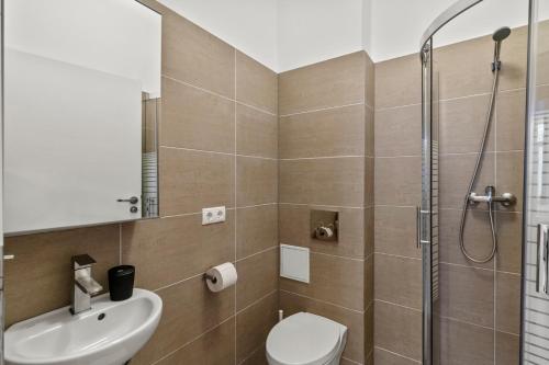 La salle de bains est pourvue d'une douche, de toilettes et d'un lavabo. dans l'établissement StayEasy Apartments Vienna A#3, à Vienne