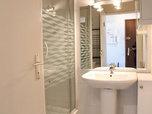 une salle de bain avec un lavabo et une douche en verre dans l'établissement Appartement front de mer à La Baule : T2 avec terrasse, parking et Wifi - FR-1-245-120, à La Baule