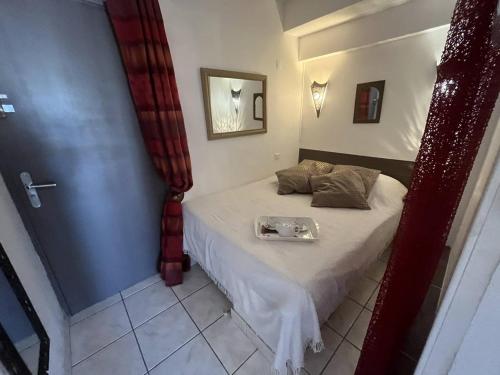 - une petite chambre avec un lit et un plateau dans l'établissement Studio cabine rénové climatisé, 2 couchages, plage à proximité - Cap d'Agde Naturisme - FR-1-249A-32, au Cap d'Agde