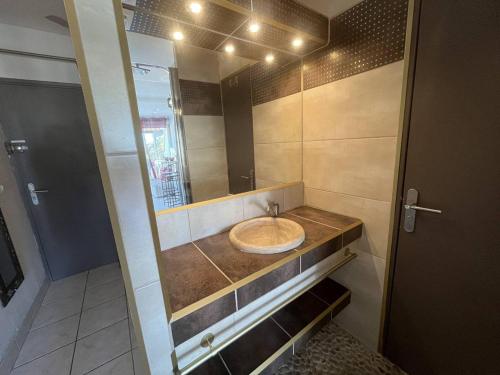 une salle de bain avec un lavabo et un miroir dans l'établissement Studio cabine rénové climatisé, 2 couchages, plage à proximité - Cap d'Agde Naturisme - FR-1-249A-32, au Cap d'Agde