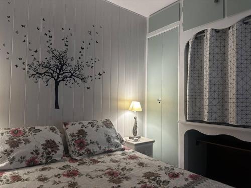 - une chambre avec un lit et un arbre sur le mur dans l'établissement Appartement T2 avec Piscine à 300m de la Plage - 5 Couchages - Parking Privé - Argelès-sur-Mer - FR-1-388-118, à Argelès-sur-Mer