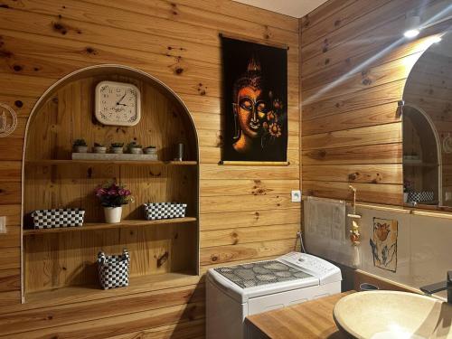 une cuisine avec une cuisinière et une horloge au mur dans l'établissement Appartement T2 avec Piscine à 300m de la Plage - 5 Couchages - Parking Privé - Argelès-sur-Mer - FR-1-388-118, à Argelès-sur-Mer