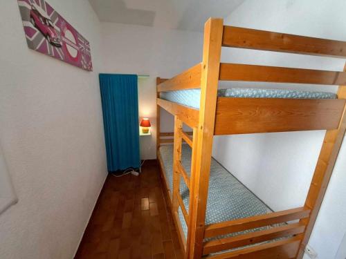 Μία ή περισσότερες κουκέτες σε δωμάτιο στο Studio cabine mezzanine cosy avec terrasse, 6 couchages, parking privé - Marseillan - FR-1-326-521