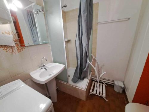 Ένα μπάνιο στο Studio cabine mezzanine cosy avec terrasse, 6 couchages, parking privé - Marseillan - FR-1-326-521