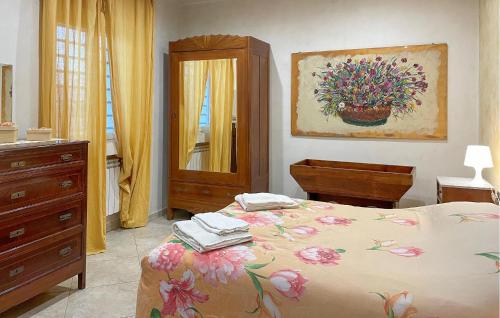 ein Schlafzimmer mit einem Bett, einer Kommode und einem Gemälde in der Unterkunft Awesome Apartment In Bari With Wifi in Bari