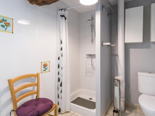 uma casa de banho com um chuveiro e um WC. em Gîte Saint-Julien-de-Concelles, 4 pièces, 6 personnes - FR-1-306-815 em Saint-Julien-de-Concelles