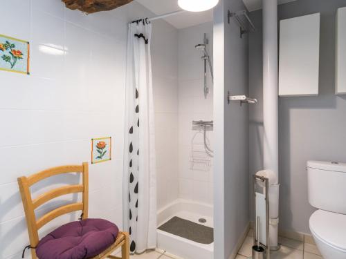a bathroom with a shower and a toilet at Charmante maison rénovée à 300m de la Loire avec jardin, terrasse, WiFi et équipements bébé - FR-1-306-815 in Saint-Julien-de-Concelles