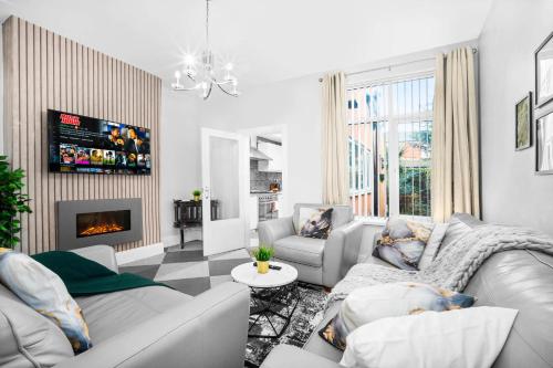 a living room with white furniture and a fireplace at Stylish 4 Bedroom Townhouse - Edgbaston - Near Birmingham City Centre - Sleeps 8 - Parking - 578P in Birmingham