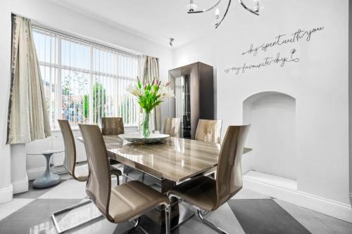 Et opholdsområde på Stylish 4 Bedroom Townhouse - Edgbaston - Near Birmingham City Centre - Sleeps 8 - Parking - 578P