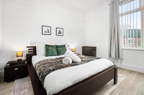 a bedroom with a large bed and a large window at Stylish 4 Bedroom Townhouse - Edgbaston - Near Birmingham City Centre - Sleeps 8 - Parking - 578P in Birmingham