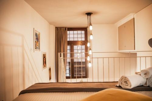 Schlafzimmer mit einem Bett und einem Fenster in der Unterkunft San Mammaso - Verona Center in Verona