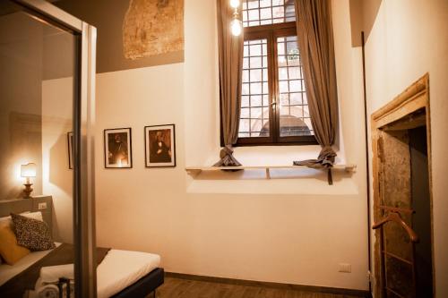ein kleines Zimmer mit einem Fenster und einem Bett in der Unterkunft San Mammaso - Verona Center in Verona