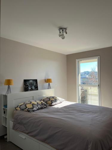 um quarto branco com uma cama grande e uma janela em vue mer-garage-500m port et plage em Sanary-sur-Mer