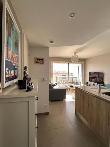 uma cozinha e uma sala de estar com um sofá em vue mer-garage-500m port et plage em Sanary-sur-Mer