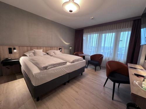 a bedroom with a bed and a table and chairs at Apartment-Hotel Hamburg Mitte in Hamburg
