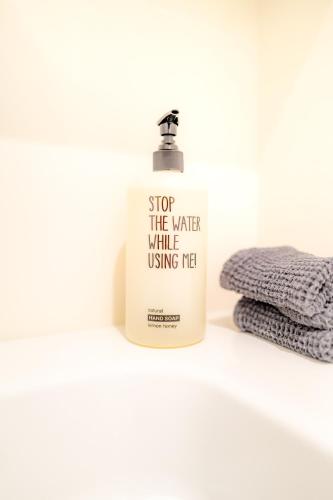 a bottle of water sitting next to a towel at AMTENBRINKSHOF Appartements in Gütersloh